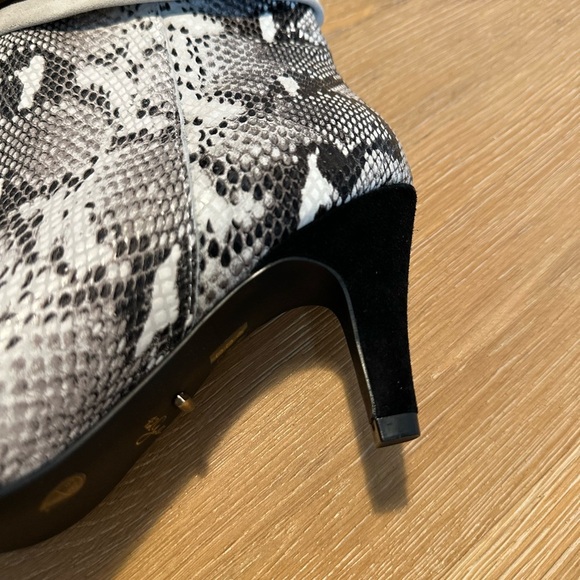 Women’s 42 Gold Olvy Snakeskin Suede Leather Point Toe Kitten Heel Bootie - Picture 4 of 8